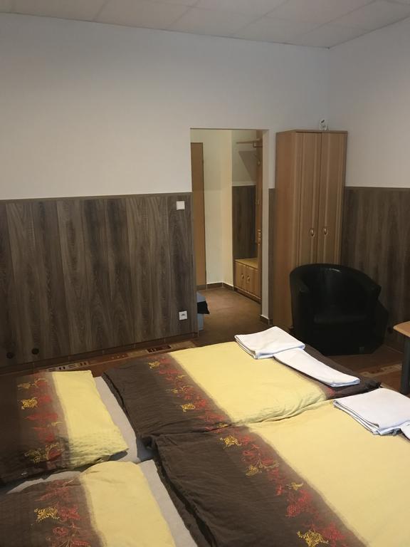Batavya Penzion Topoľčany 外观 照片